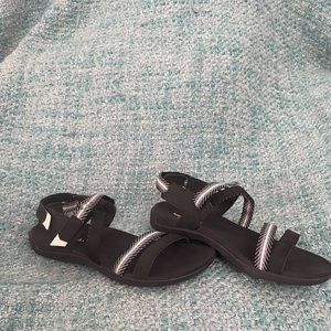 Merrill black blackstrap sandals size 8